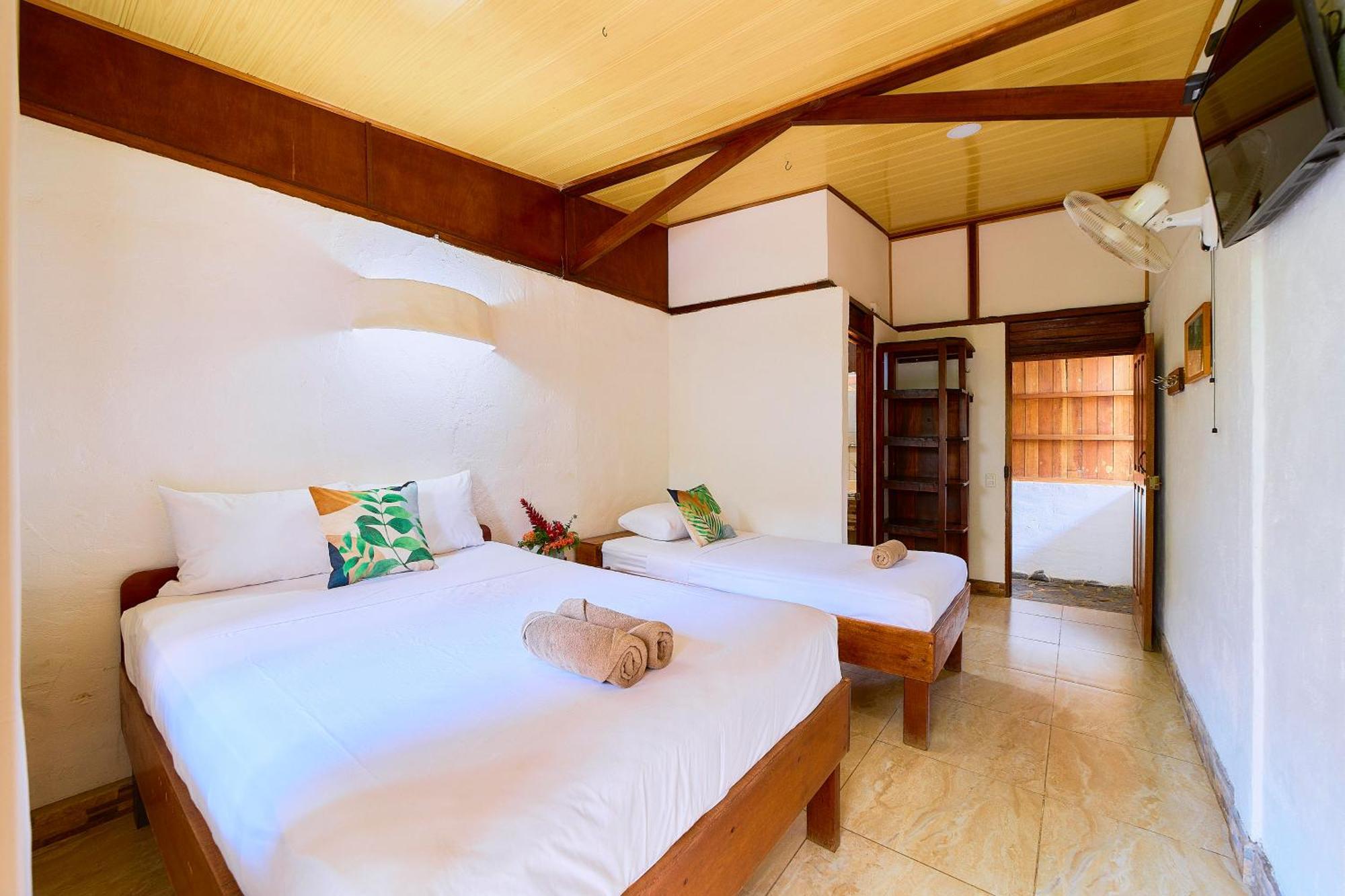 Cabinas Montesol Puerto Viejo de Talamanca エクステリア 写真